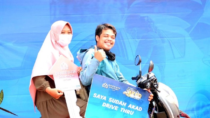 Nggak Cuma Vaksin, Akad KPR juga Ada Drive Thru Seorang calon debitur KPR Subsidi mengisi persyaratan dalam proses akad drive thru di Perumahan Samesta Dramaga Bogor, Sabtu (21/8).