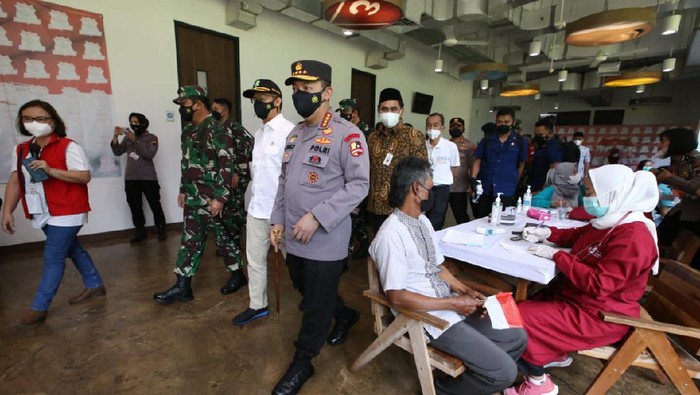 Panglima TNI, Kapolri dan Menkes Tinjau Vaksinasi Buruh