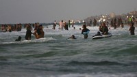 Mereka juga nampak mengajak keluarga untuk bermain di pantai.  
