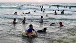 Pantai Gaza Diserbu Warga Palestina