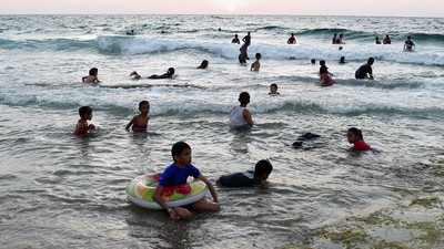 Pantai Gaza Diserbu Warga Palestina