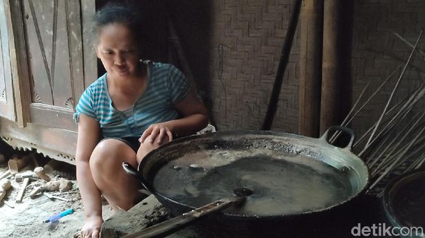 Parjan (51) penderes tunanetra di Kulon Progo ini mampu panjat 20 pohon kelapa sehari