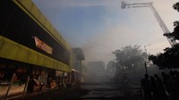 Sekitar 23 kendaraan pemadam kebakaran dikerahkan untuk memadamkan kebakaran. 