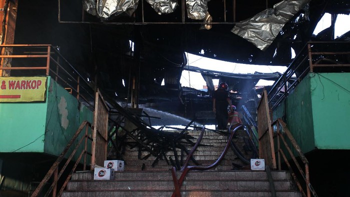 PASAR KEMBANG TERBAKAR Petugas Dinas Pemadam Kebakaran Kota Surabaya melakukan pembasahan Pasar Kembang yang terbakar di Surabaya, Jawa Timur, Minggu (22/8/2021). Sekitar 23 kendaraan pemadam kebakaran dikerahkan untuk memadamkan kebakaran pasar tradisional yang meludeskan lapak-lapak di lantai dua di pasar tersebut. ANTARA FOTO/Didik Suhartono/foc.