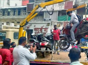 Waduh! Pria Ngotot Tetap di Atas Motor Padahal Lagi Diangkut Crane