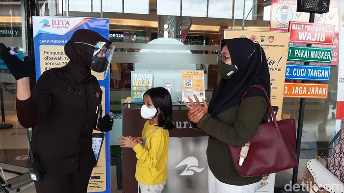 Pengunjung di Rita Mal Purwokerto saat hari pertama dibuka lagi, Minggu (22/8/2021)