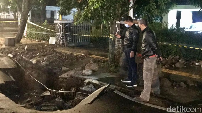 Pipa PDAM Tirtawening pecah, jalan Riau sempat tergenang