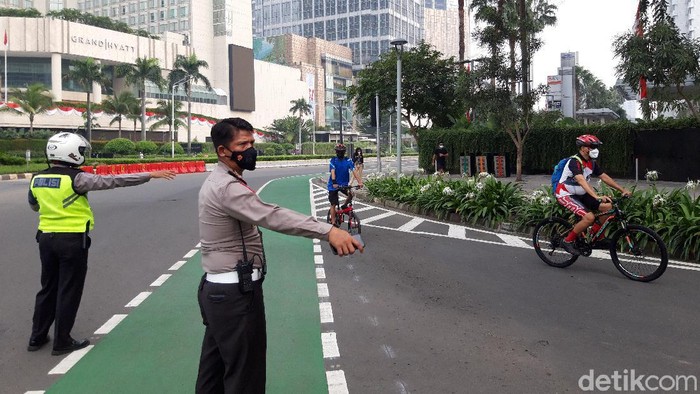 Polisi Masih Larang Rombongan Pesepeda Melintas di Jalan Sudirman. (Raka/detikcom)