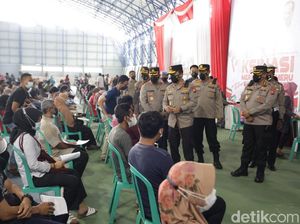 Kapolda Jatim Apresiasi Warga Bojonegoro yang Antusias Ikut Vaksinasi