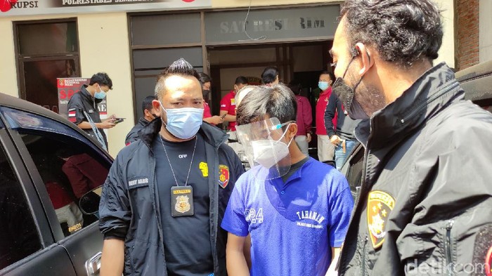 Pria pelaku pembunuhan wanita muda hamil di indekos Semarang. Pelaku Agung Dwi Saputra (18) merupakan kekasih korban yang sudah tiga bulan ini tinggal bersama di indekos Jl Condrokusumo, Semarang.