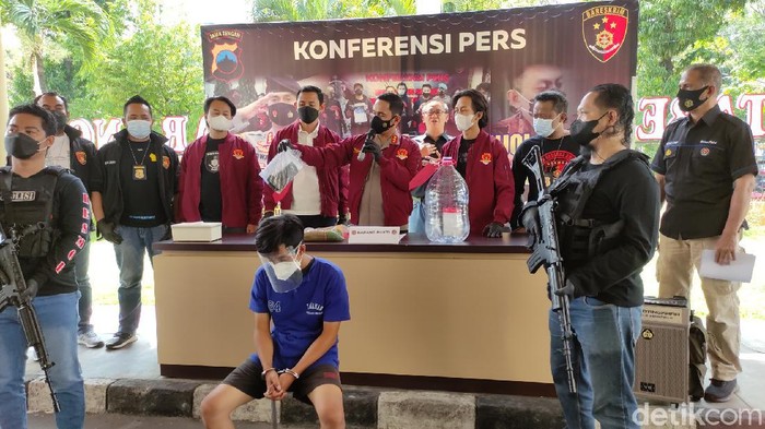 Pria pelaku pembunuhan wanita muda hamil di indekos Semarang. Pelaku Agung Dwi Saputra (18) merupakan kekasih korban yang sudah tiga bulan ini tinggal bersama di indekos Jl Condrokusumo, Semarang.