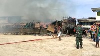 Menurut Kepala UPT Disdamkar Kecamatan Pameungpeuk Jajat, api diduga berasal dari korsleting listrik.  