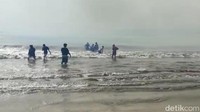 Namun, embusan angin yang cukup kencang di lokasi membuat api sulit dipadamkan dan merembet ke seluruh penjuru bangunan.