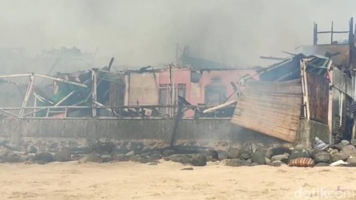 Puluhan Kamar di Penginapan Pantai Santolo Garut Terbakar Sebuah penginapan yang berada di kawasan Pantai Santolo, Garut terbakar Minggu (22/8/2021). Kebakaran menghanguskan 48 kamar yang ada di penginapan tersebut.