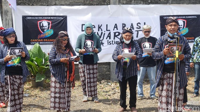 Relawan Ganjarist di Daerah Istimewa Yogyakarta (DIY) deklarasi mendukung Ganjar Pranowo jadi capres 2024. Deklarasi dilakukan di Sleman, Minggu (22/8/2021)