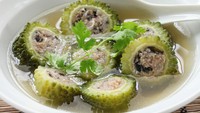 Pare tak hanya enak ditumis, dibuat sup pare dengan isian isi ayam cincang juga segar. Kaldunya bening dan gurih. Cara membuatnya juga tak terlalu sulit. Ada di resep ini. Foto: iStock