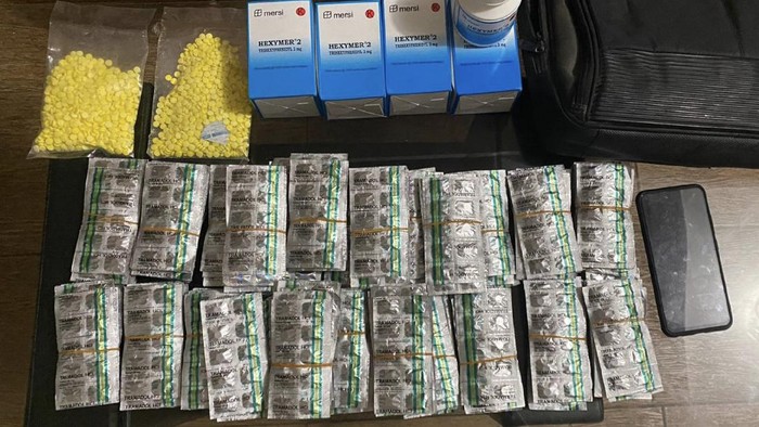 Ribuan butir obat terlarang diamankan polisi dari kediaman pria Sukabumi