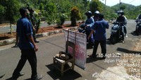 Selain pengunjung dari wilayah sekitar Yogyakarta, ada juga yang berasal dari luar kota, terlihat dari plat nomer kendaraannya yang dikenakan. Tak hanya pengguna mobil, para pengguna motor pun turut diputar balik. Kini penjagaan ke arah pintu masuk pun semakin diperketat. Dok. SAR Satlinmas Wilayah I Kabupaten Gunungkidul.