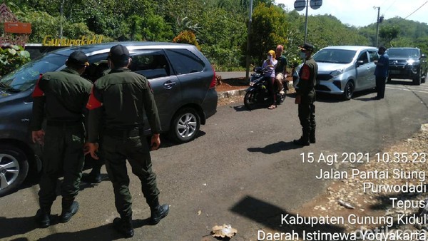 Selama sepekan kemarin, ribuan wisatawan menyerbu pantai selatan Gunungkidul. Padahal wisata masih ditutup karena PPKM masih lanjut. Mereka pun terpaksa diputarbalik. Dok. SAR Satlinmas Wilayah I Kabupaten Gunungkidul. Selama sepekan kemarin, ribuan wisatawan menyerbu pantai selatan Gunungkidul. Padahal wisata masih ditutup karena PPKM masih lanjut. Mereka pun terpaksa diputarbalik. Dok. SAR Satlinmas Wilayah I Kabupaten Gunungkidul.