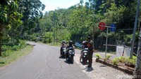 Para calon wisatawan yang datang dari berbagai daerah tersebut mencoba untuk menerobos penjagaan dengan berbagai alasan. (dok. SAR Satlinmas Wilayah I Kabupaten Gunungkidul)