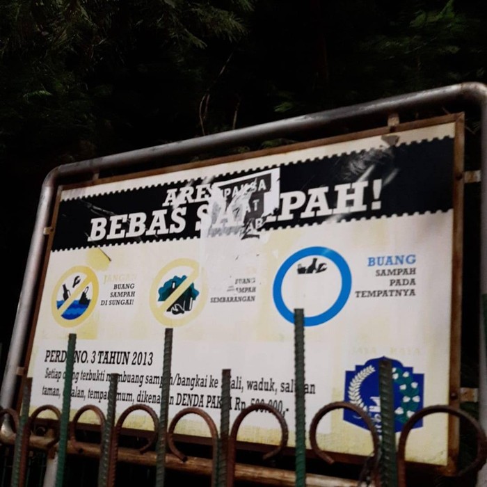 Satpol PP Copot Selebaran Dipaksa Sehat di Negara yang Sakit di Jaktim