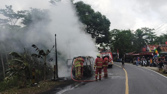 Sebuah mobil terbakar di pinggir jalan, jalur utama Pangandaran tersendat
