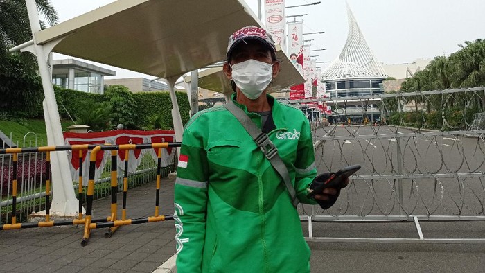 Seorang ojol kecewa pesanannya dibatalkan karena Mal Margo City tutup (Wilda Nufus/detikcom)