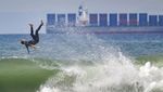 Serunya Menerjang Ombak di Laut California