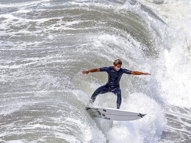 Serunya Menerjang Ombak di Laut California