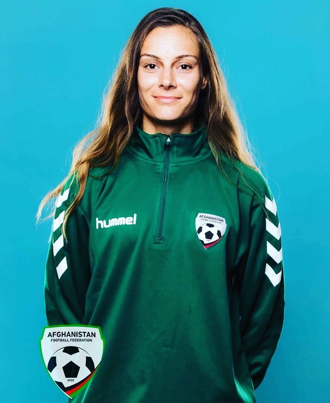 Setelah negara berkonflik itu jatuh ke tangan Taliban, banyak orang takut jika para tentara akan melukai bahkan menghilangkan nyawa orang-orang tak bersalah. Shabnam pun mengungkap kekhawatirannya timnas bola wanita akan ditangkap kelompak ekstrimis itu. Foto: Instagram @shabnam_mobarez
