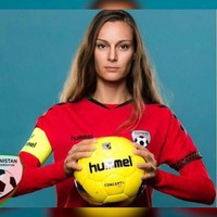 Baru-baru ini, kapten bola wanita Afghanistan pun mengungkap ketakutannya jika para pemain di timnasnya akan dilukai. Dalam postingannya, wanita bernama Shabnam Mobarez tersebut pun meminta bantuan dari FIFA yang jadi perbincangan. Foto: Instagram @shabnam_mobarez