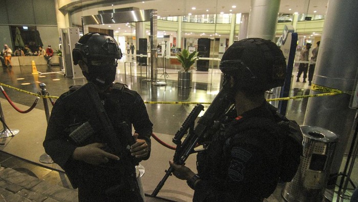 SUASANA MALL MARGOCITY PASCA BANGUNAN AMBRUK Petugas menutup akses masuk ke mal di MargoCity, Depok, Jawa Barat, Sabtu (21/8/2021). Berdasarkan olah TKP pihak kepolisian mengatakan kejadian tersebut akibat lift barang yang jatuh dari lantai tiga ke lantai satu sehingga menyebabkan ambruknya sebagian bangunan serta plafon mal tersebut. ANTARA FOTO/Asprilla Dwi Adha/rwa.