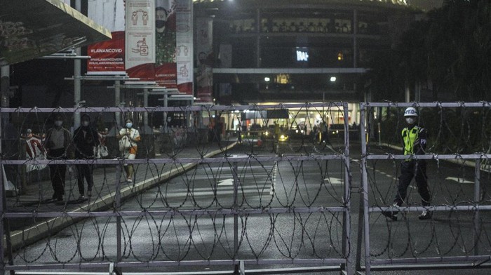 Petugas menutup akses masuk ke mal di MargoCity, Depok, Jawa Barat, Sabtu (21/8/2021). Berdasarkan olah TKP pihak kepolisian mengatakan kejadian tersebut akibat lift barang yang jatuh dari lantai tiga ke lantai satu sehingga menyebabkan ambruknya sebagian bangunan serta plafon mal tersebut. ANTARA FOTO/Asprilla Dwi Adha/rwa.