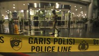Garis polisi terpasang di depan pintu masuk mal MargoCity, Depok, Jawa Barat, Sabtu (21/8/2021). 