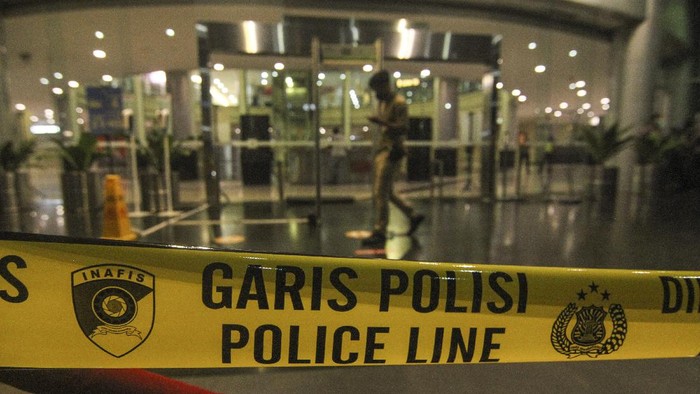 Petugas menutup akses masuk ke mal di MargoCity, Depok, Jawa Barat, Sabtu (21/8/2021). Berdasarkan olah TKP pihak kepolisian mengatakan kejadian tersebut akibat lift barang yang jatuh dari lantai tiga ke lantai satu sehingga menyebabkan ambruknya sebagian bangunan serta plafon mal tersebut. ANTARA FOTO/Asprilla Dwi Adha/rwa.