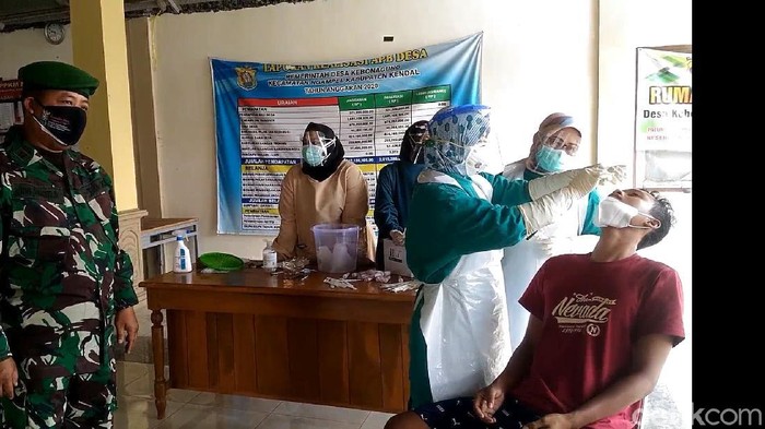 Suasana warga Kebonagung, Kendal saat dites PCR dan urine usai gelar dangdutan 17 Agustusan, Minggu (22/8/2021).