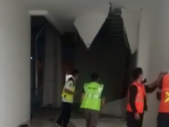 Tangkapan video viral plafon Bandara Ngloram Blora ambruk, Sabtu (21/8/2021)