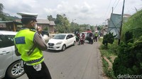 Ratusan kendaraan wisatawan yang akan masuk kawasan wisata Tawangmangu, Karanganyar, diputarbalik oleh petugas kepolisian. Penyekatan dilakukan di jalur utama masuk kawasan wisata Tawangmangu. (Andika Tarmy/detikTravel)