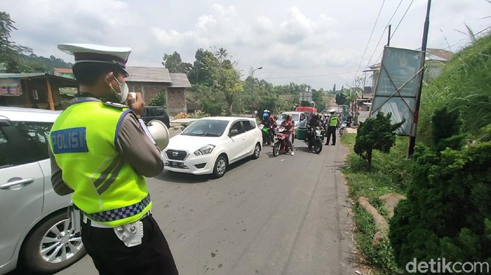 Tawangmangu Ratusan kendaraan diputarbalik di pintu masuk kawasan wisata Tawangmangu, Karanganyar, Minggu (22/8).