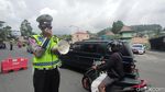 Bandel Sih! Ratusan Kendaraan Wisatawan Diputar Balik di Tawangmangu