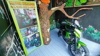 Motor Kawasaki ER-6N dengan nomor polisi B 3590 SGQ itu terlihat dipajang di salah sudut objek wisata edukasi yang beralamat di Desa Bojong, Kecamatan Cilimus. Motor tersebut diketahui sempat dibeli oleh Ustadz Zacky Mirza hingga kemudian beralih kepemilikan kepada Panji Petualang sebelum akhirnya berada di wisata J&J Kuningan. 