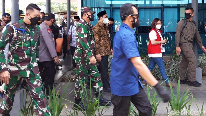 Vaksinasi COVID-19 yang menyasar para buruh di Solo Raya terus digenjot. Kapolri menargetkan 100.000 buruh di Solo Raya sudah divaksin Agustus ini.
