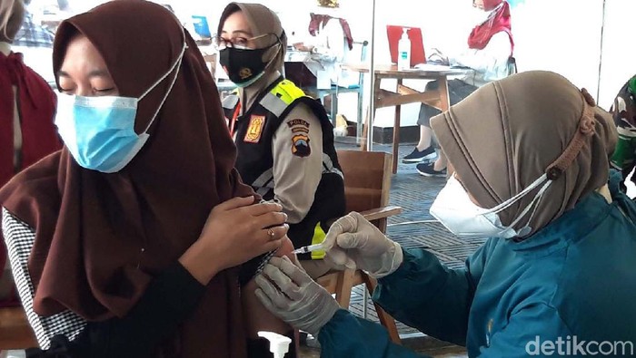 Vaksinasi COVID-19 yang menyasar para buruh di Solo Raya terus digenjot. Kapolri menargetkan 100.000 buruh di Solo Raya sudah divaksin Agustus ini.