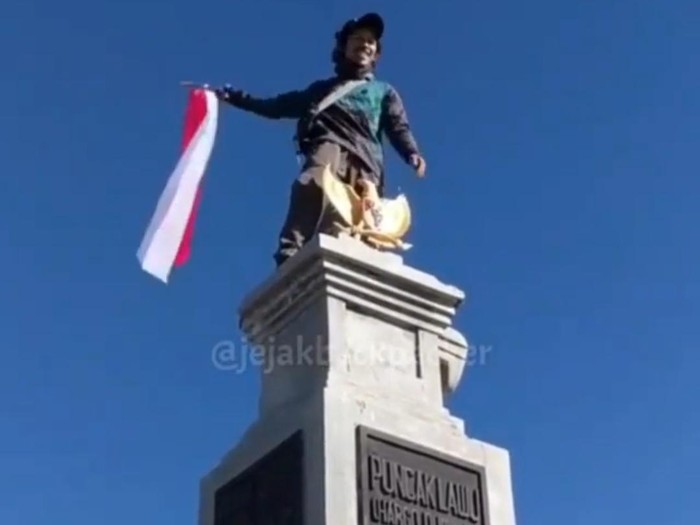 viral pemuda panjat hargo dumilah