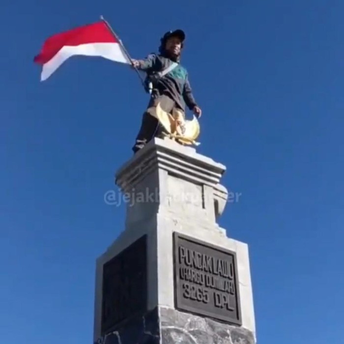 viral pemuda panjat hargo dumilah