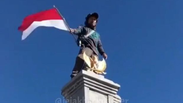 viral pemuda panjat hargo dumilah