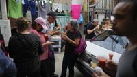 Sejumlah wisatawan tengah menyantap empanada, sejenis kue kering isi, yang banyak ditemukan di negara Amerika Latin dan Eropa Selatan.
