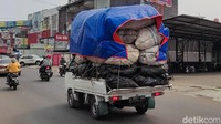 Selain membahayakan pengendara itu sendiri, aksi berkendara sebuah mobil dengan muatan berlebih juga dapat membahayakan pengendara lainnya.  