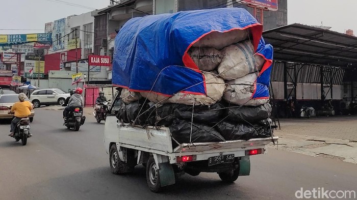 Bahaya! Aksi Pikap 'Obesitas' Mengaspal di Tangerang Selatan Sebuah mobil pikap dengan muatan melebihi kapasitas melintas di wilayah Cirendeu, Tangsel. Mobil 'obesitas' ini tentunya dapat membahayakan pengendara lainnya.