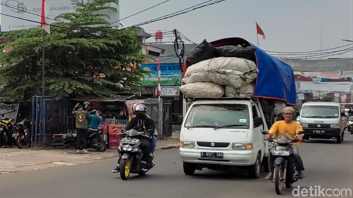 Bahaya! Aksi Pikap 'Obesitas' Mengaspal di Tangerang Selatan Sebuah mobil pikap dengan muatan melebihi kapasitas melintas di wilayah Cirendeu, Tangsel. Mobil 'obesitas' ini tentunya dapat membahayakan pengendara lainnya.